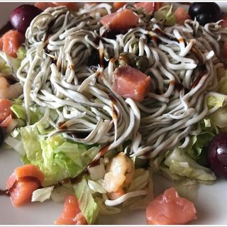 Ensalada De Gulas Y Gambas