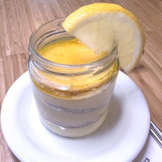 Tarta de mango y maracuyá con leche