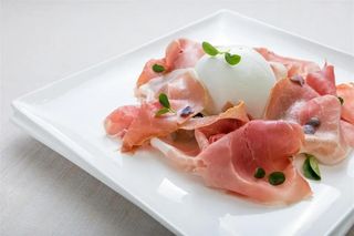 Piatto crudo di Parma e bufala campana