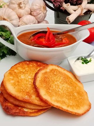 Placek z gulaszem wołowym