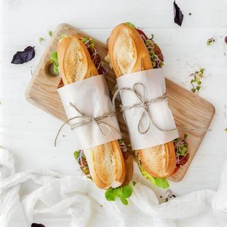 Bocadillo pechuga de pollo con bacon , queso y alioli 