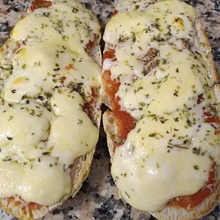 Pan tomate y queso y orégano