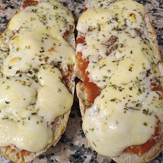 Pan tomate y queso y orégano