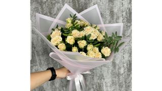 კრემისფერი სპრეი ვარდი