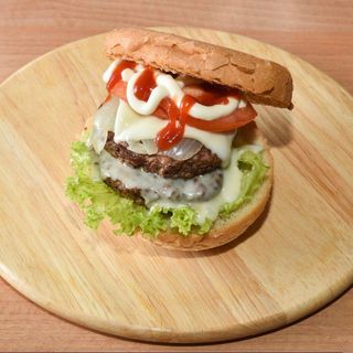 Porkburger, hamburger, porchetta, formaggio, funghi, insalata e salsa bbq