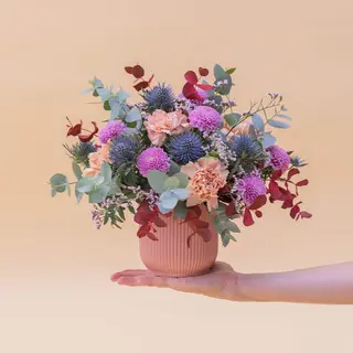 Arreglo Con Flores Moradas Y Azules Y Maceta Gratis – El Guiño