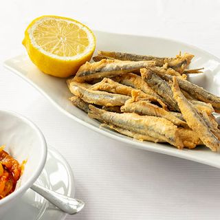 Boquerones plateados fritos al momento.