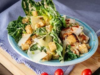 Sałatka cezar z kurczakiem