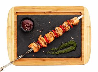 Пилешки шиш със зеленчуци със сезонна гарнитура и сос Песто (250г)