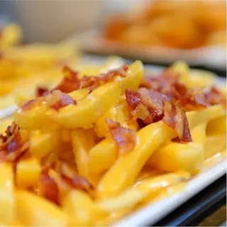 68. Patatas fritas rizadas con bacón y queso