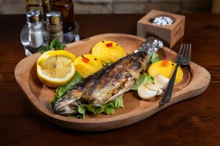 Păstrăv la grătar cu mămăligă și usturoi