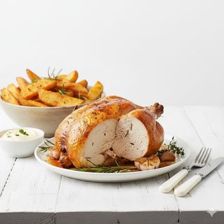 Medio pollo frito con patatas, ensalada y salsa alioli