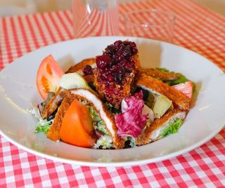 Ensalada Mixta Con Pollo Rebozado Y Queso De Cabra