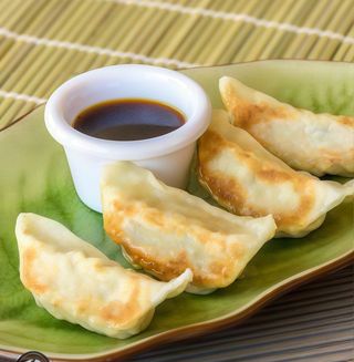 Gyozas de pollo con  al curry y mango
