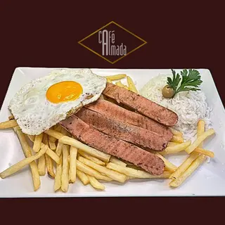 Salsicha com ovo e batata frita