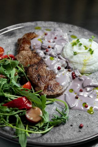 Медальйони з телятини грибним соусом та овочевим пюре