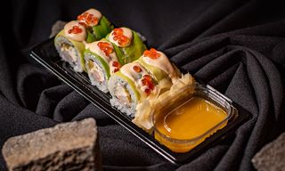 Roll with shrimp and passion fruit sauce