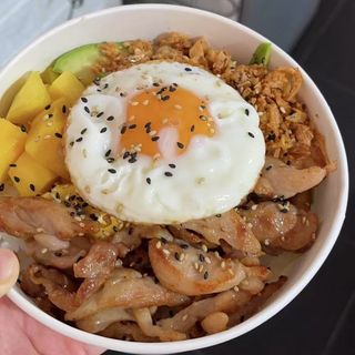 Poke de pollo grande 