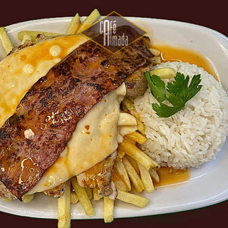 Fêveras à Almada com queijo, bacon, molho francesinha, arroz e batata