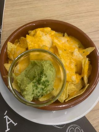 Nachos con guacamole