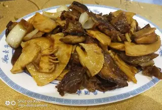 Pato Frito com Cogumelos Chineses e Bambu