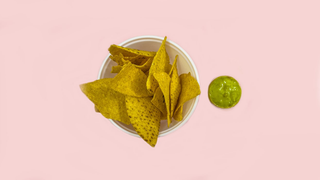 Nachos con salsa guacamole