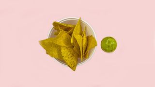 Nachos con salsa guacamole