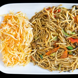 Makaron z kurczakiem i warzywami 