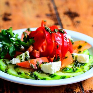 Sałatka ze świeżych warzyw i bryndzą 350g