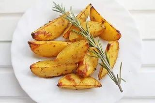Картофельные дольки с розмарином 