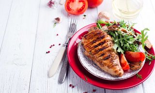 Piept la gratar cu garnitura