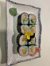 Maki de salmón y aguacate (8 pzs.)