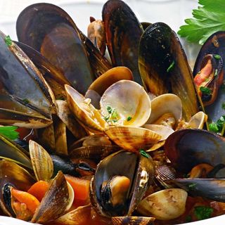 Zuppa di cozze e vongole con crostini