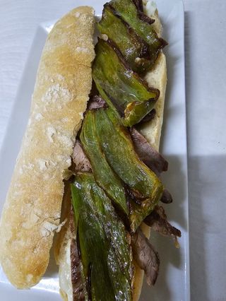 15.- Bocadillo De Tiras De Ternera De Galicia Con Queso Crema Manchego Y Pimiento Verde 