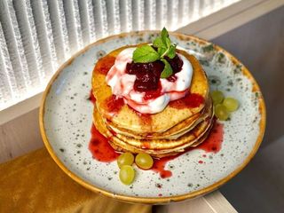 Панкейки з кремом маскарпоне та вешневим конфі