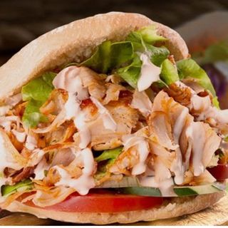 Doner kebab pita con patata fritas y ensalada 