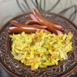 Смажена картопля з сосисками (230г)