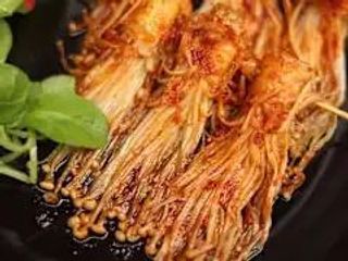 Spiedini funghi enoki con salsa piccante