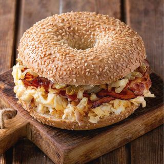 Bajgiel Z Jajecznicą I Boczkiem ⭐