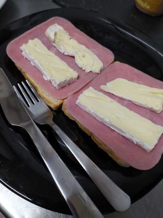 Tosta De Jamón York Y Queso Brie