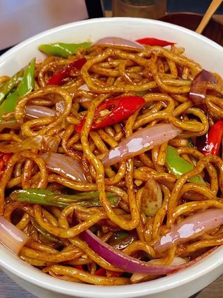 1004 Prženi rezanci sa piletinom i crnim lukom 550g/洋葱鸡肉炒面