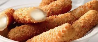 Bastoncini di mozzarella panati