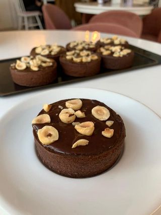 Tarta cu ciocolata, caramel sarat si alune de padure