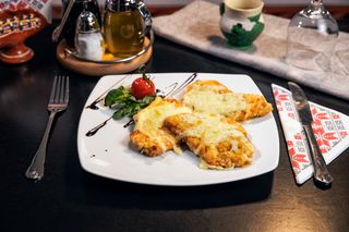 Snitel gratinat cu cascaval