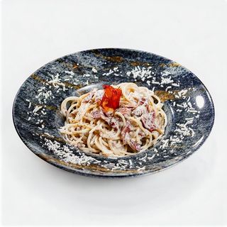 Spaghetti cu cremă de ou și parmezan, bacon crocant și trufe