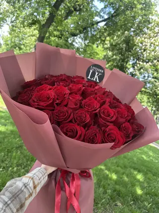 Моно букет з червоних троянд 90-100 см - 51 троянд