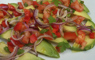 Ensalada De Tomate Con Aguacate Y Cebolla