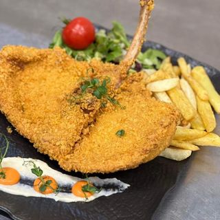 Snitel din cotlet de porc iberic cu mix de salata