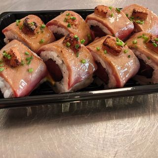 Atun Rojo uramaki flameado con foie(NEW)