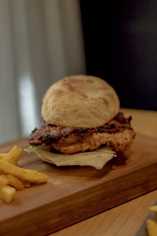 Mollete de pan cristal con churrasco de pollo marinado 